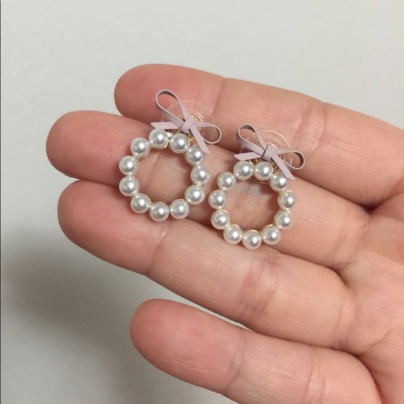 🎀 New - Faux Pearl Bow Earrings - Picture 8 of 8